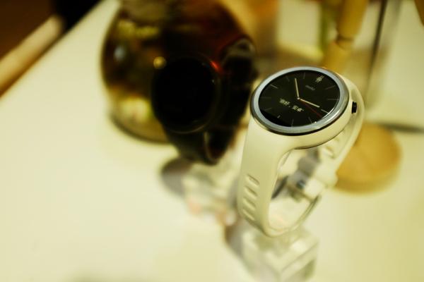 moto 360運動版發(fā)布 黑白橘三色款售2388元