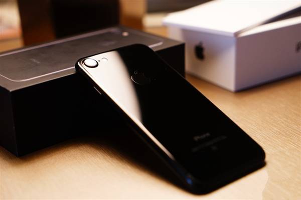 iphone7亮黑色和黑色包裝不一樣嗎？蘋果7/7plus黑色開箱上手體驗