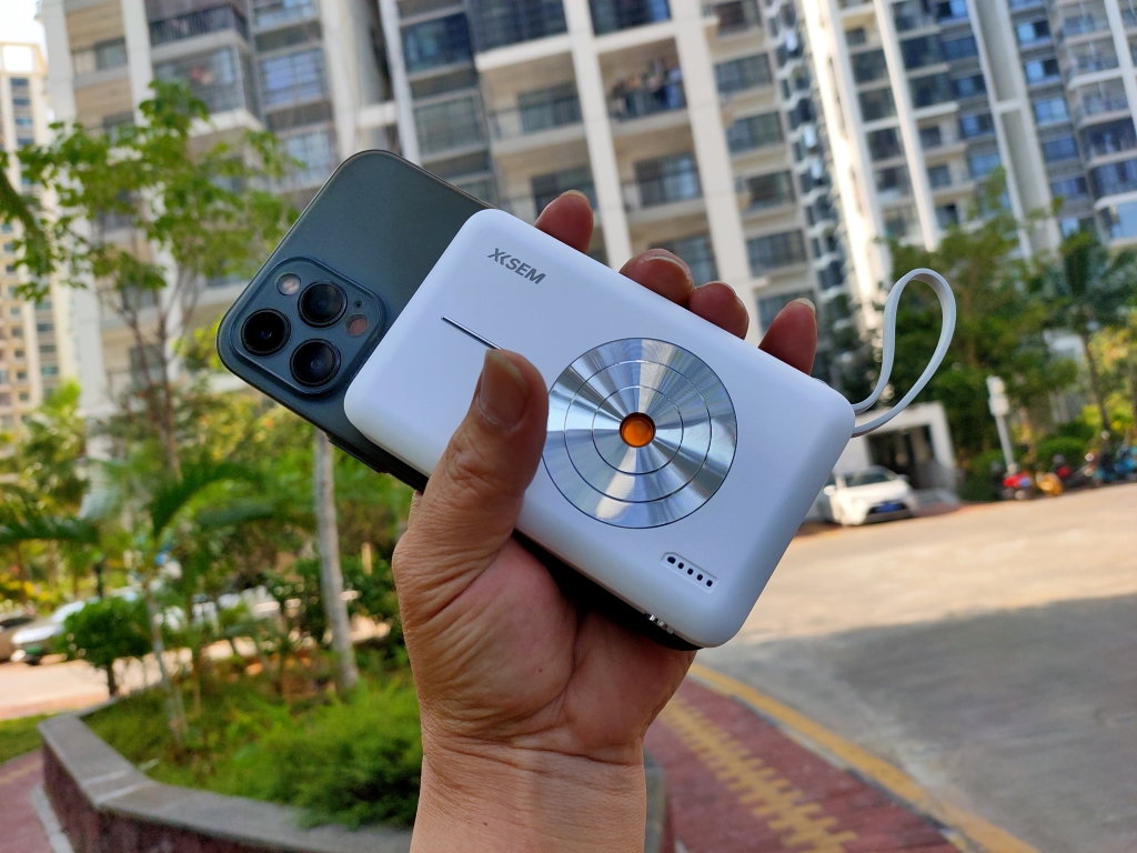外出攜帶西圣PB無(wú)線充電寶，前途就是詩(shī)和遠(yuǎn)方